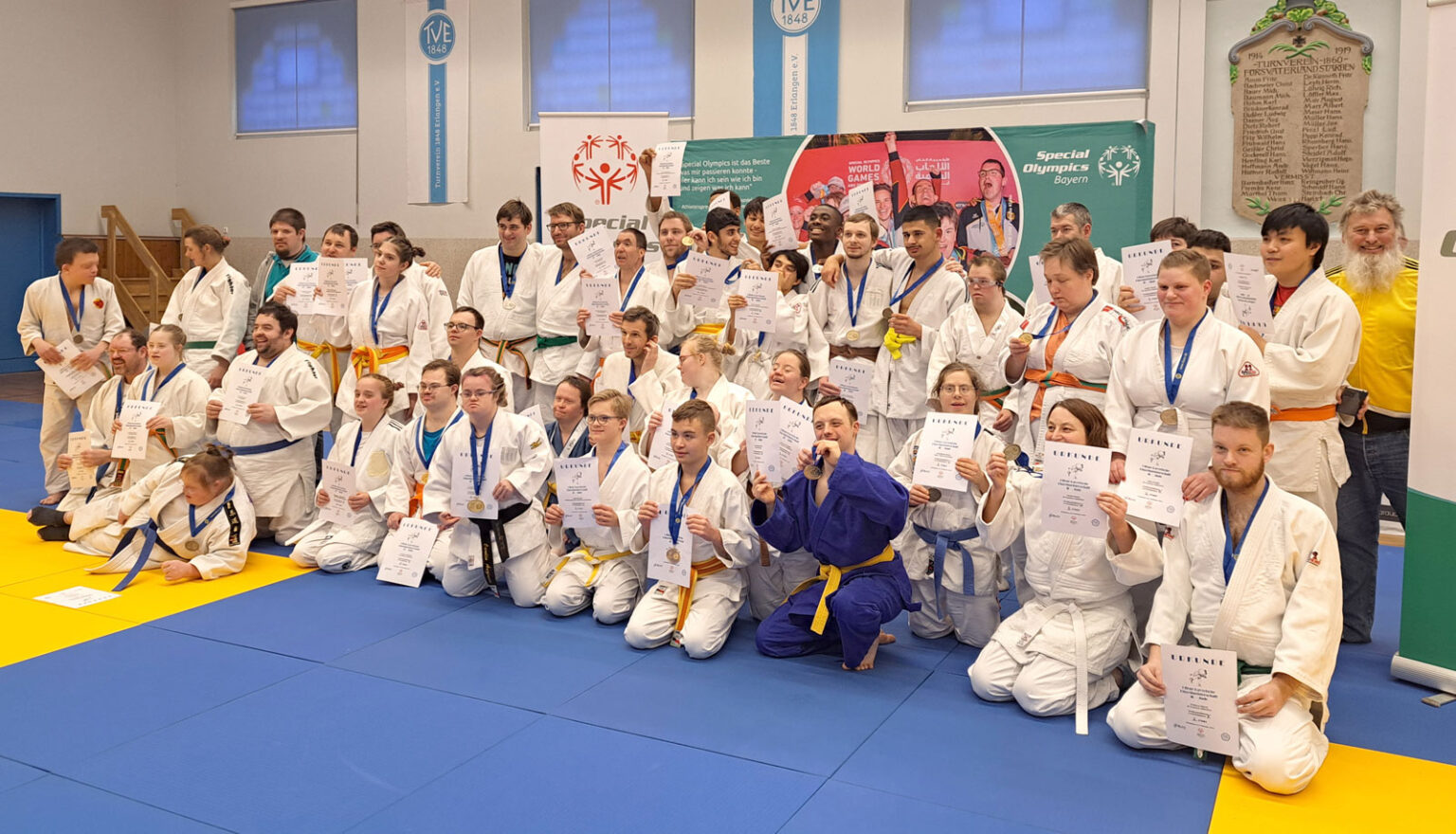 How are team standings determined in judo championships?
